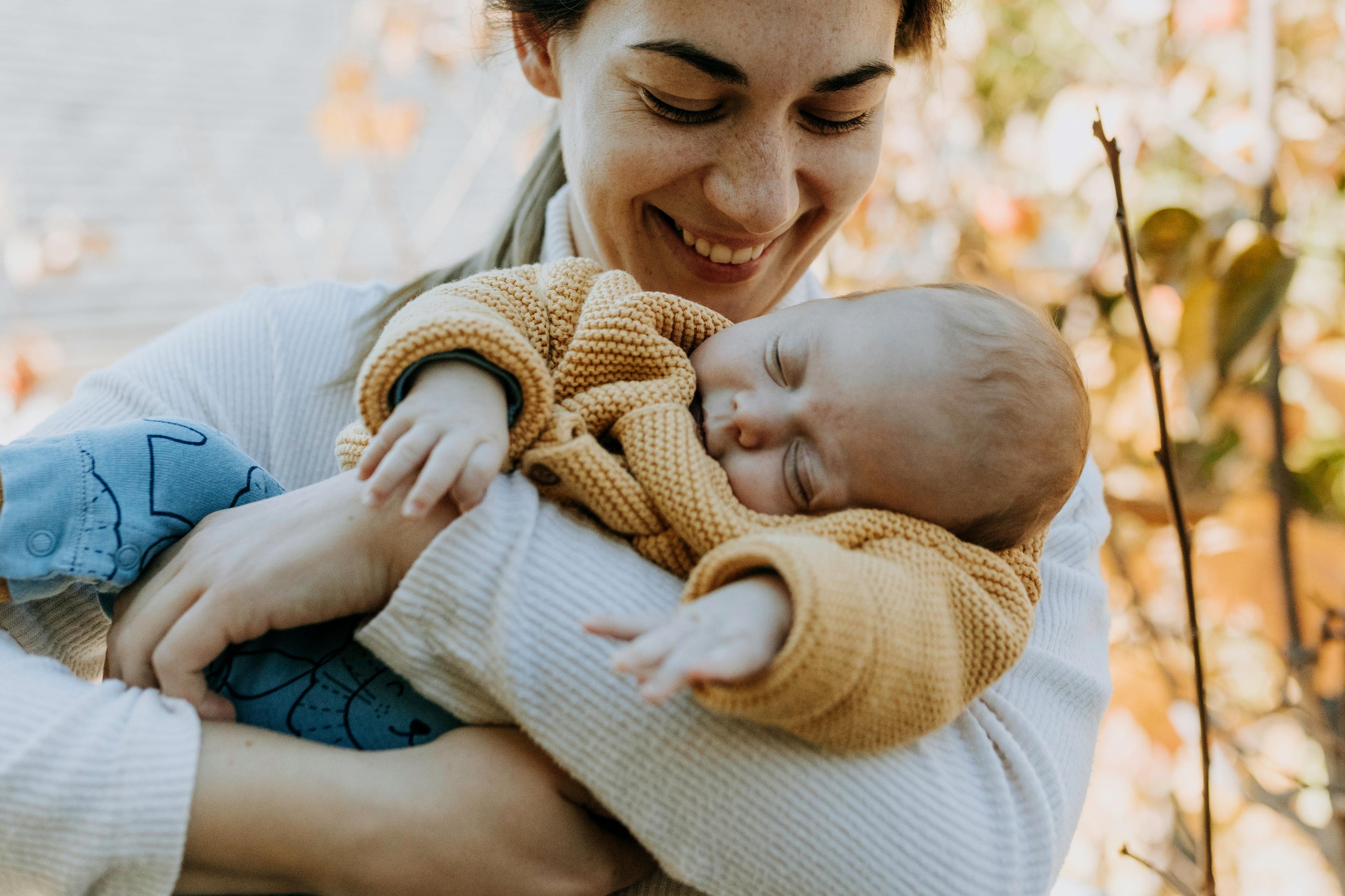 Comment bien tenir un bébé : Conseils pratiques pour les nouveaux parents